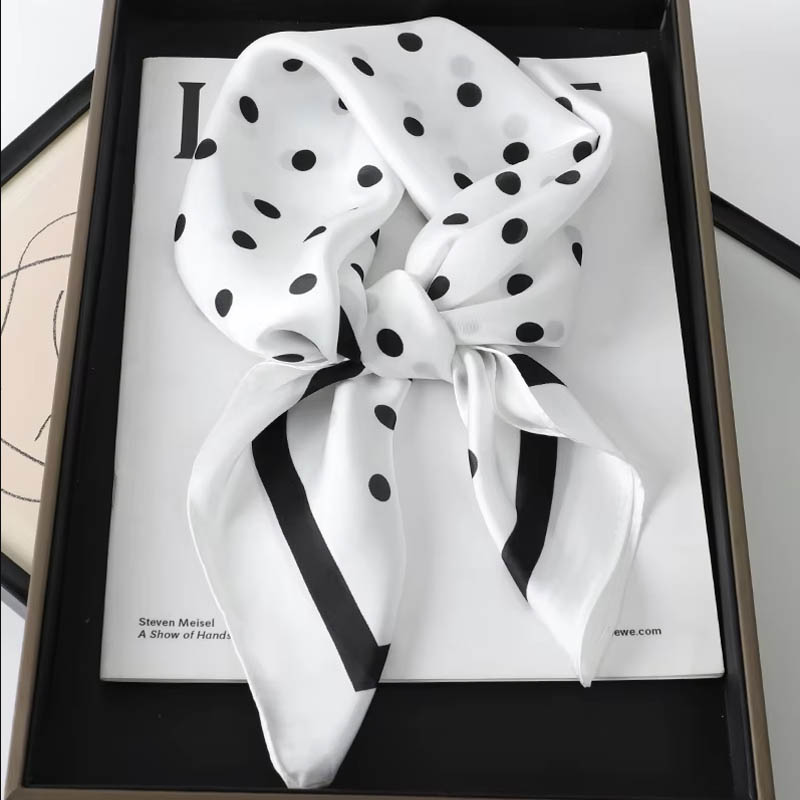 Luksusowa apaszka damska z jed – Scarf Silk Square recenzja i cena